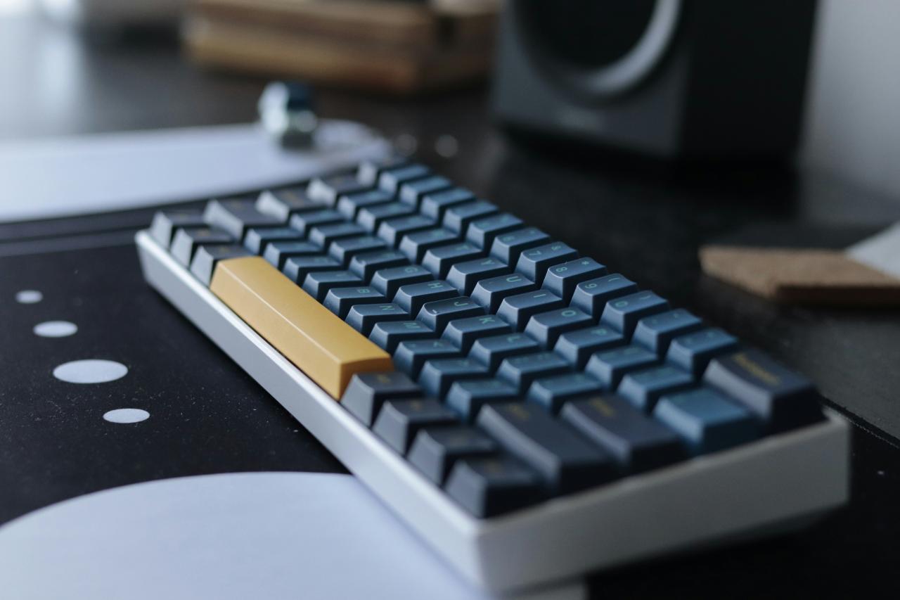 black and white computer keyboard
